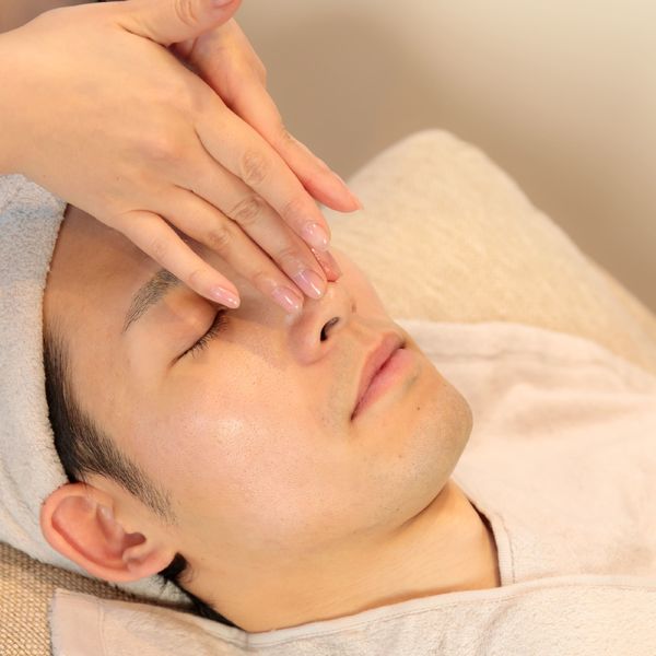 毛穴の黒ずみでお悩みの男性は表参道のアイブロウンへお越しください