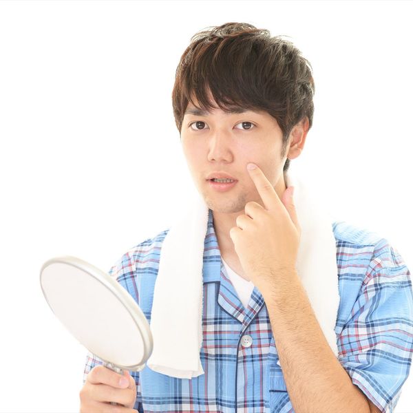 大人ニキビに悩む男性の方は表参道のアイブロウンへご相談ください