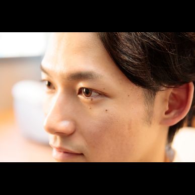男性眉毛のお悩みはアイブロウンで解決 表参道で眉毛スタイリングで有名なサロンは上質な空間の中で施術を行います
