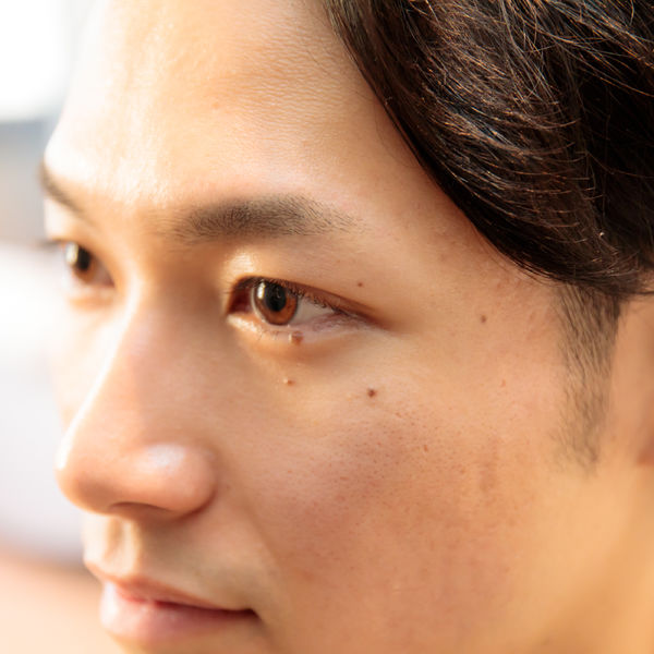 右非対称の顔を手に入れるにはまず専門サロンで眉を整えよう表参道・メンズ眉サロン・アイブロウン