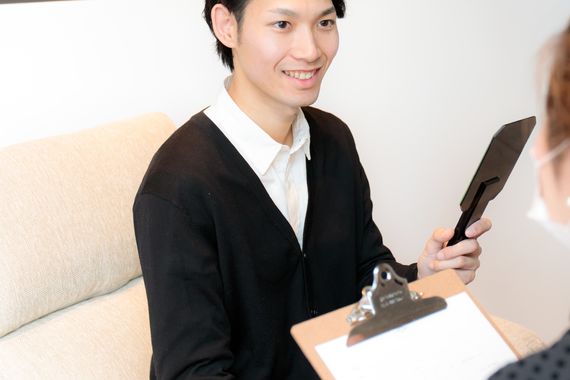 左右非対称の眉毛